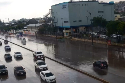 Equipos de emergencia y cuadrillas atendieron los puntos con acumulación de agua tras las lluvias en Guayaquil.