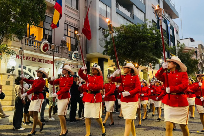 Desfile de antorchas de los Bomberos de Guayaquil.