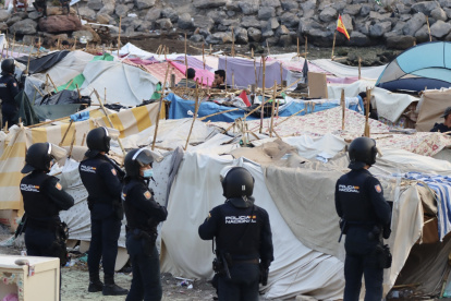 -FOTODELDÍA-CEUTA, 27/09/2026.- La Policía Nacional está desarrollando desde primeras horas de esta mañana una operación especial para desalojar a los migrantes que están asentados en los alrededores de la planta desaladora de la ciudad, en la playa Benítez, por el riesgo que supone para esta instalación. EFE/Reduan