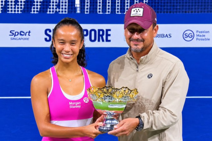 Leylah Fernández junto a su padre y entrenador recogió el trofeo de campeona de Singapur.