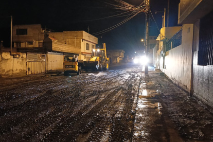 Equipos municipales trabajan en la limpieza de lodo y escombros tras las fuertes lluvias en Quitumbe