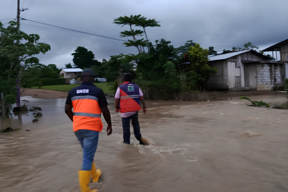 Personal de gestión de riesgos realizó recorridos en zonas afectadas por el incremento del caudal y las inundaciones provocadas por las intensas lluvias en Eloy Alfaro.