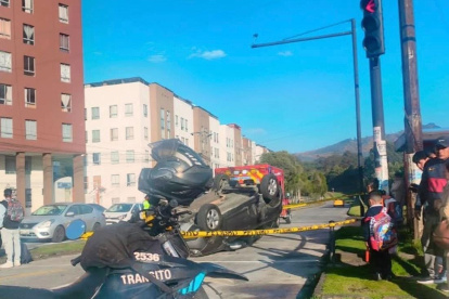 Un vehículo quedó volcado tras un choque registrado en la avenida Quitumbe Ñan y Amaru Ñan, al sur de Quito.