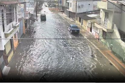 La marea alta provocó acumulación de agua en sectores del Suburbio, Cisne 2 y Décima y 10 de Agosto, según Segura EP.