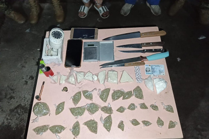 Las evidencias decomisadas incluyen sustancias presuntamente sujetas a fiscalización, armas blancas, pipas artesanales, una balanza, celulares y una cámara de videovigilancia.