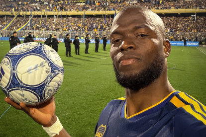 Enner Valencia se llevó el balón del partido, tras anotar 3 goles con Boca ante Racing.
