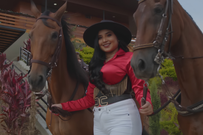 Uno de los videos publicados por Michelle Macías, la muestra junto a caballos en una producción musical.