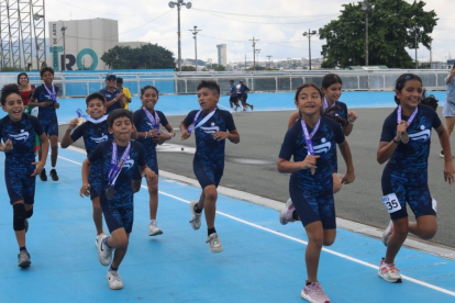 Niños compiten durante una de las pruebas de los XVII Juegos Nacionales de Menores 2026, en Guayaquil.