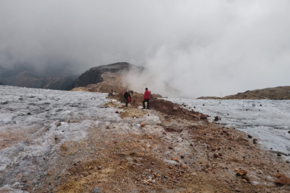 Un equipo de aproximadamente 10 rescatistas llegó al volcán Cayambe para atender una emergencia y confirmó el fallecimiento de una mujer.