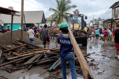 Un miembro de la Marina de México transporta una viga de madera durante la emergencia causada por el huracán Polo en Playa Azul, México, el 24 de septiembre de 2026.