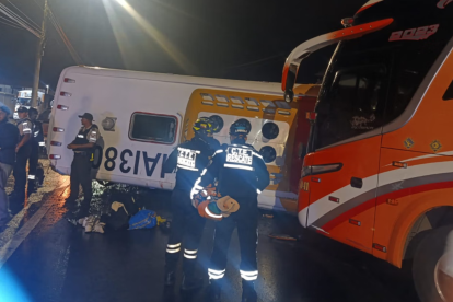 Personal de emergencia y rescate atendió a los pasajeros afectados tras la colisión de dos buses en la vía Ventanas-Quevedo.