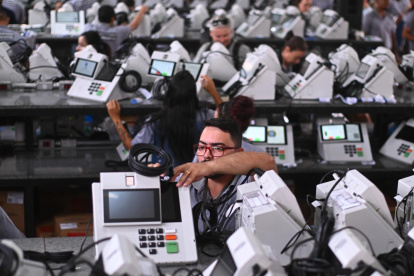 Trabajadores de la Justicia Electoral y del Tribunal Electoral Regional de Brasilia alistan las urnas electrónicas para las elecciones presidenciales de octubre, en (Brasil).