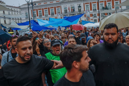 Vista del ambiente este lunes en la acampada en la madrileña Puerta del Sol en protesta por la situación de la vivienda, tras pasar un noche sin incidentes y sin la anunciada lluvia.