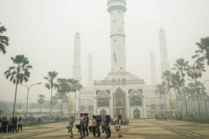 Incendios forestales y terrestres en el patio de la Gran Mezquita Muyahidin en Pontianak, Kalimantan Occidental, el 23 de septiembre de 2026.