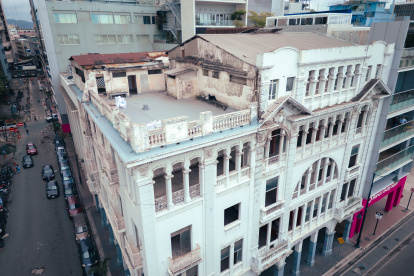 Técnicos municipales inspeccionaron edificaciones patrimoniales de Guayaquil para identificar daños y prevenir un mayor deterioro durante las lluvias.