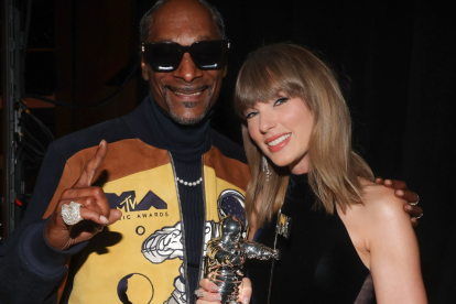 El rapero Snoop Dogg y Taylor Swift durante los MTV AMA's.