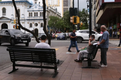 La mujer fue auxiliada por transeúntes tras recibir un disparo durante el presunto asalto en el centro de Guayaquil.
