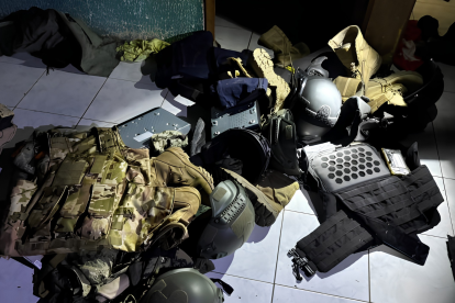 Los uniformes tácticos, chalecos y cascos hallados durante el operativo en Socio Vivienda 2 fueron levantados como indicios para las investigaciones de las autoridades.