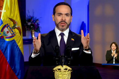 El presidente de Colombia, Abelardo de la Espriella, hablando durante una alocución televisiva este domingo.