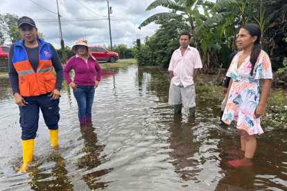 La inundación cubrió de agua un tramo vial de La Unión, donde, autoridades, moradores y personal de gestión de riesgos inspeccionaron la zona afectada.
