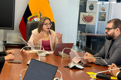 La legisladora Eliana Correa acompañó a los delegados del Colegio Médico del Guayas a la Corte Constitucional y luego se reunió con ellos en la Asamblea.