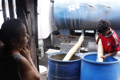 Habitantes de varios sectores en Durán se abastecen de agua a través de tanqueros.
