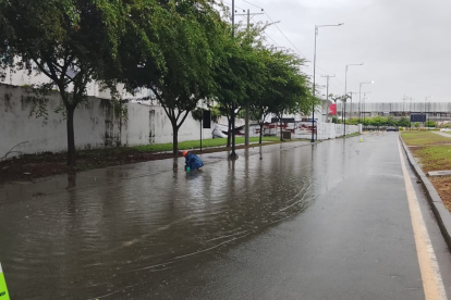 Tramos viales en La Puntilla registraron acumulación de agua el domingo 27 de septiembre.