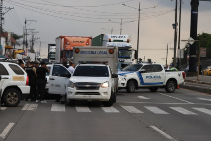 Un comerciante murió tras ser atacado a tiros en la Vía a Daule, en Guayaquil.