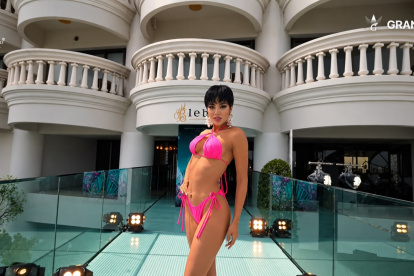La representante de Ecuador lució un traje de baño fucsia durante su presentación en Bangkok.