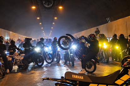 Motociclistas fueron captados realizando maniobras peligrosas dentro del túnel de San Juan, una acción que interrumpió momentáneamente la circulación vehicular en Quito.