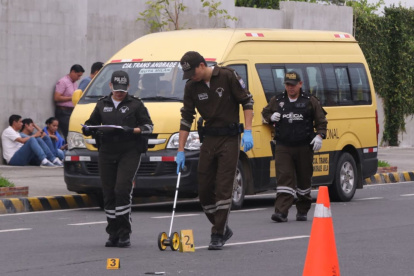 Mujer fue asesinada dentro de un expreso escolar en Mucho Lote, Guayaquil.
