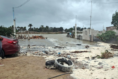 Una persona observa el avance de la marea ante la cercanía del huracán Polo, en Comondú, Baja California Sur (México).