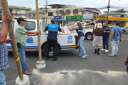 Espacio público en Guayaquil: Municipio retira obstáculos de una vía.