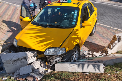 Tras recibir los disparos, el conductor perdió el control del taxi, que terminó impactándose contra un muro en Carcelén.