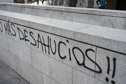 Vista de una pintada en las inmediaciones de la parada de metro de Banco de España junto a la acampada de la Plaza de Sol en protesta por la situación de la vivienda.