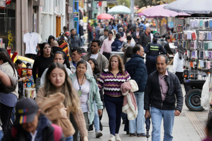 Personas caminan frente a ventas informales este 28 de septiembre de 2026, en Bogotá (Colombia).