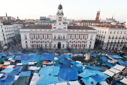 Vista de la Puerta del Sol donde unas mil personas llevan acampadas ya tres noches en protesta por la situación de la vivienda.