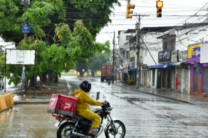 Inamhi alerta lluvias hasta el 1 de octubre en Costa y Sierra por riesgo de crecidas e inundaciones.