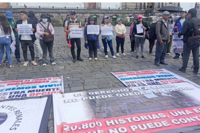 El Frente de Pacientes Renales del Ecuador se concentró en la Plaza de San Francisco, el martes 29 de septiembre del 2026. Piden que se garanticen las diálisis.