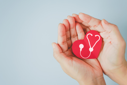 Entrenar fuerza de forma constante ayuda a regular la presión arterial y fortalece el corazón.