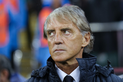 El seleccionador de Italia, Roberto Mancini, observa el partido de fútbol de la Liga de Naciones de la UEFA entre Turquía e Italia en Bursa, Turquía, el 28 de septiembre de 2026.