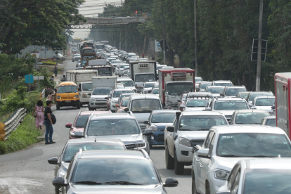 La vía a la Costa durante una fuerte carga vehicular.