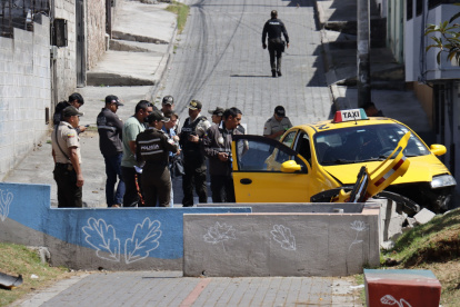 Roberto Carlos R., taxista de 43 años, fue asesinado dentro de un vehículo en Carcelén