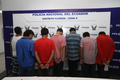 Policía aprehendió a siete personas por presuntos robos a usuarios de la Metrovía en Guayaquil.