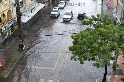 En la avenida José María Roura, en el norte de Guayaquil, se evidenció acumulación de agua la tarde de este martes 29 de septiembre.