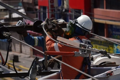 La falta de un suministro eléctrico estable eleva los costos de producción y condiciona las inversiones de las empresas en Ecuador (foto referencial).