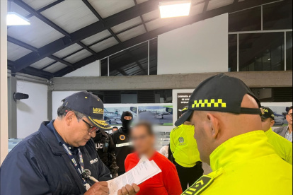 Inda Peñarrieta junto a policías colombianos la noche de este martes 29 de septiembre.