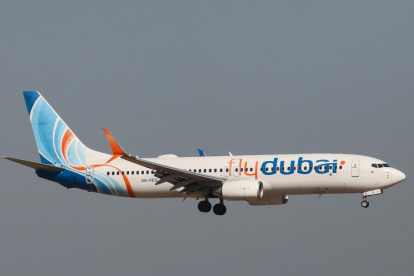 Un avión de la aerolínea emiratí Flydubai durante su aterrizaje en el Aeropuerto Ben Gurion cerca de Tel Aviv, en Israel, el 1 de diciembre de 2020.