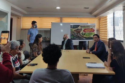 Integrantes del Colectivo Acción Bicentenario durante la reunión en la Defensoría del Pueblo.