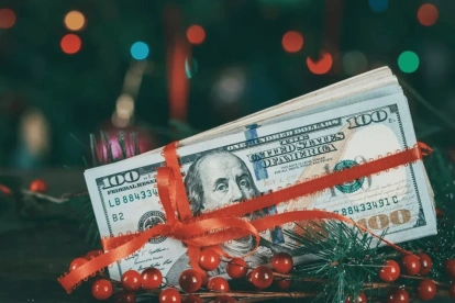 El décimo tercer sueldo, conocido también como bono navideño, es una remuneración adicional que corresponde a los trabajadores bajo relación de dependencia.